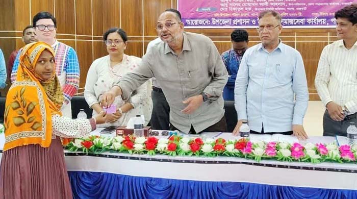 পাংশায় ফ্যামিলি কার্ড বিতরণে প্রধানমন্ত্রীর অর্থ ও পরিকল্পনা উপদেষ্টা ড. তিতুমীর